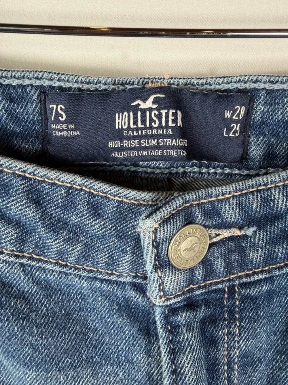 Hollister High-Rise Slim Straight Leg Cropped Distressed Jean Size‎ 7S, W27/L25.